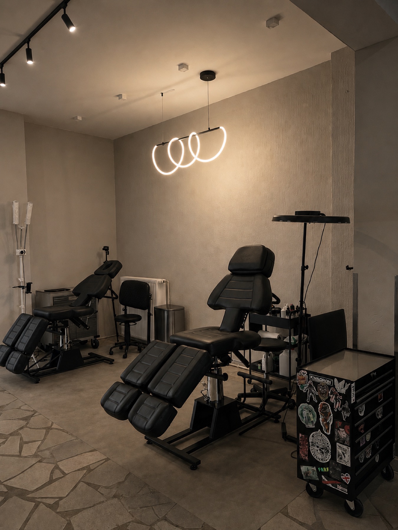 Helle, professionell vorbereitete Tattoo-Stationen